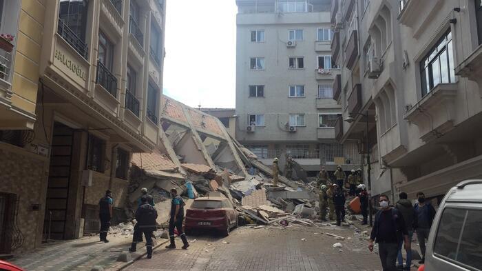 Zeytinburnunda yıkılma riski nedeniyle daha önce boşaltılan 5 katlı bina çöktü.