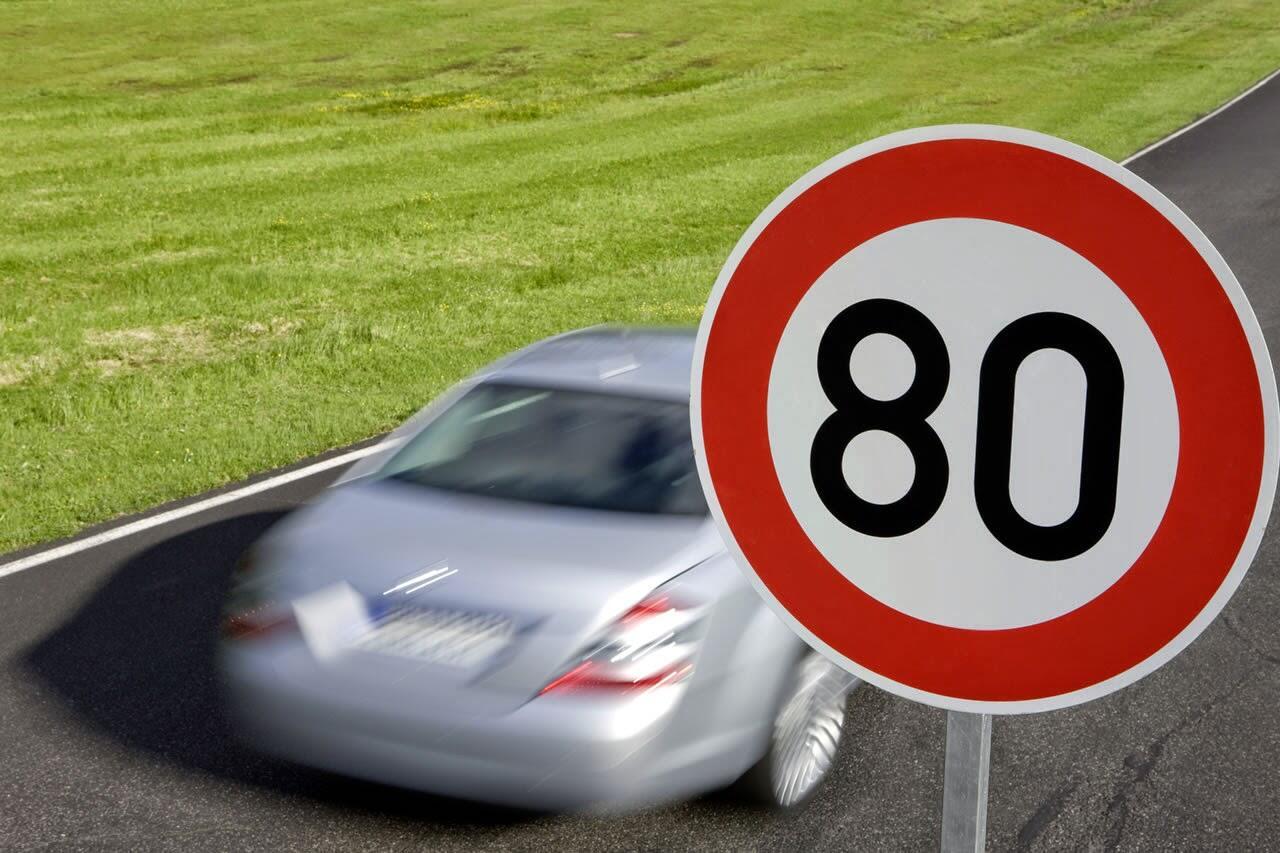 Otomobil Hız Sınırı  . Türkiye�dE Otomobillerin Yerleşim Yerleri Içindeki Hız Limiti Saatte 50 Kilometredir.