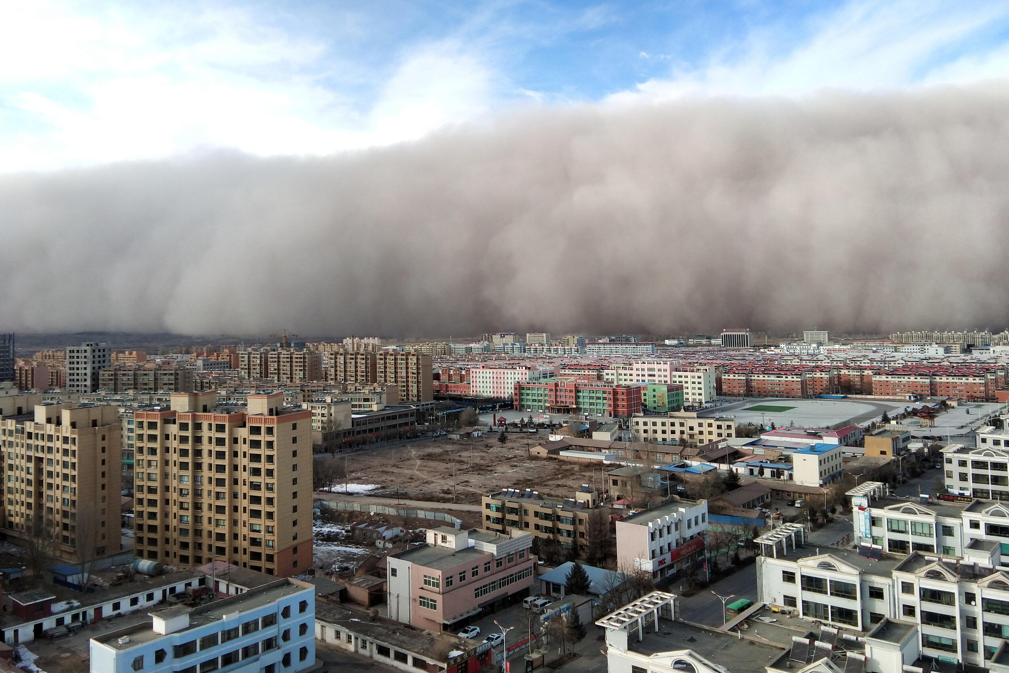 Çin&#39;i kum fırtınası vurdu