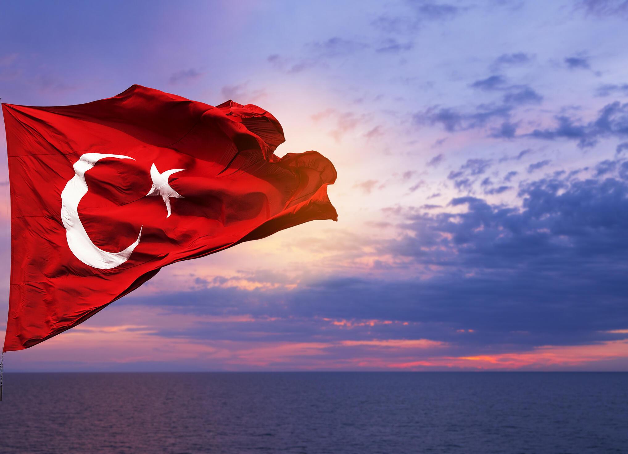 Türk Bayrağı görselleri… Dalgalanan Türk Bayrağı resimleri - Günün