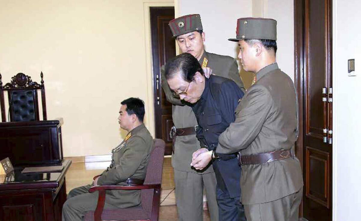 Kuzey Kore lideri Kim Jong, eniştesini idam ettirdi