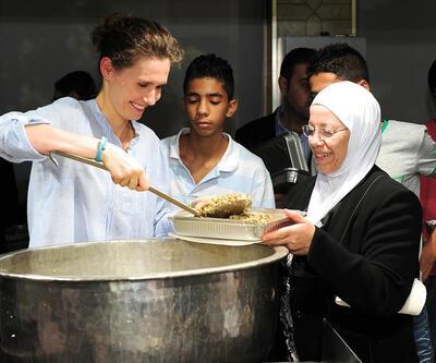 First Lady Esad'dan muhtaç ailelere iftar