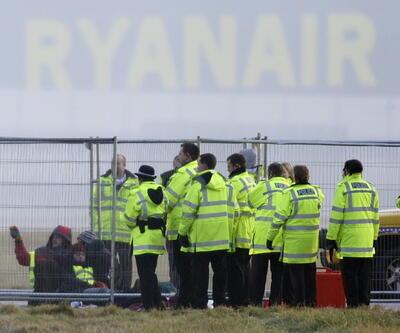 İngiltere'de çevreciler havaalanını bastı
