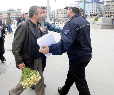 Sırrı Süreyya Önder, Gezi Parkı'na çiçek bıraktı