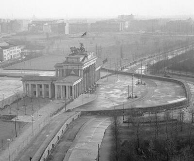 Berlin Duvarı'ndan tarihi kareler