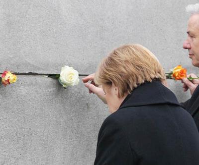 Merkel, Berlin Duvarının kalıntılarına gül bıraktı