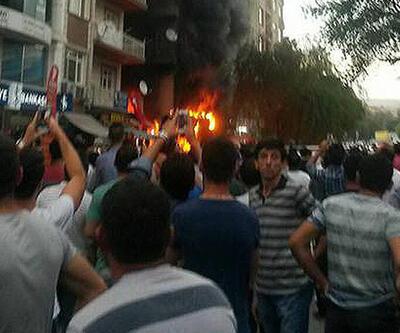 Terör protestosunda iş yerlerini yaktılar