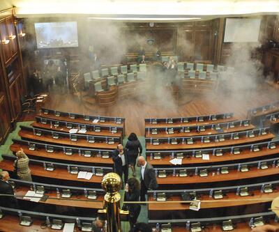 Kosova'da vekiller Meclis'e bomba attı
