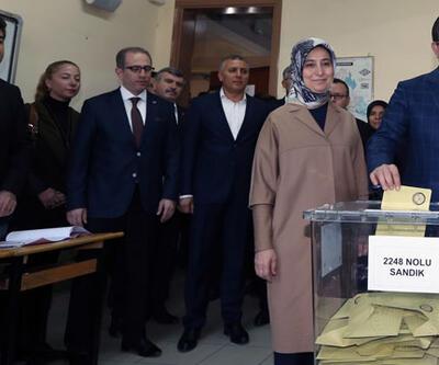Başbakan Davutoğlu memleketi Konya'da oyunu kullandı