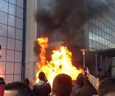 Kosova'da Başbakanlık binasını yaktılar