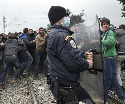 Mülteciler Yunanistan Makedonya sınırında şıkışıp kaldı 