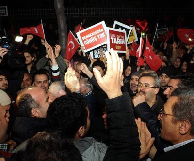 Zaman Gazetesi'nin önünde protestolar
