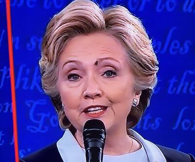 Hillary Clinton'un yüzüne konan sinek 'ünlü oldu'