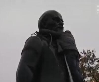 Son Lenin heykeli de söküldü