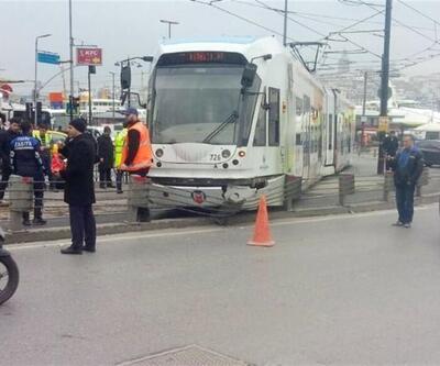 Son dakika: İstanbul Sirkeci'de bir tramvay daha raydan çıktı