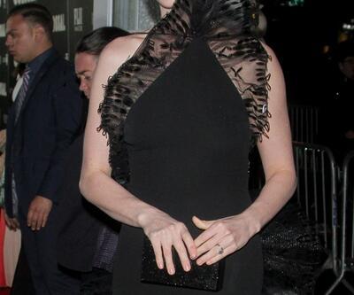Anne Hathaway'in sırt dekoltesi geceye damga vurdu!