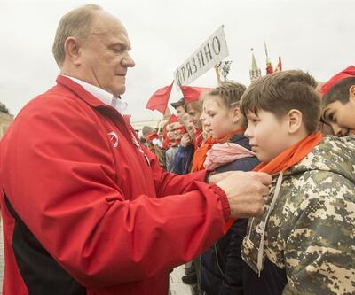 Moskova'da gençler törenle kırmızı komünist atkısı taktılar