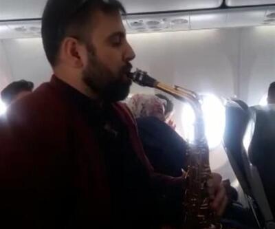Yüksekova uçağında istek parça: Müzisyen, yolcuları kıramadı
