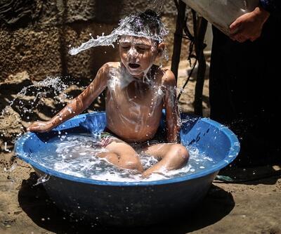 Elektrik olmadığı için çocukların leğende serinlediği yer: Gazze