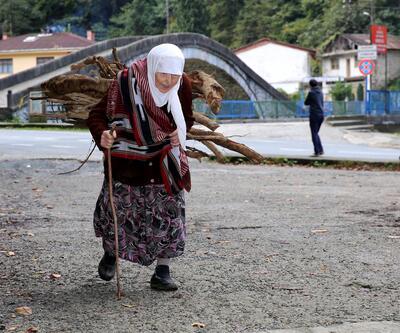 90 yaşındaki Fatma nine sel sularından odun topluyor
