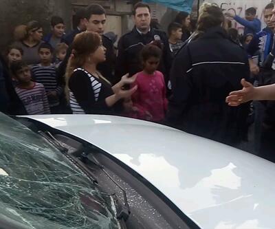 Adana'da polis aracına taş ve sopalarla saldırdılar