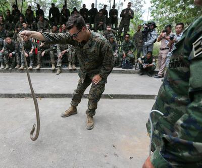 Askeri tatbikatta kobra kanı içip doğada hayatta kalmayı öğrendiler