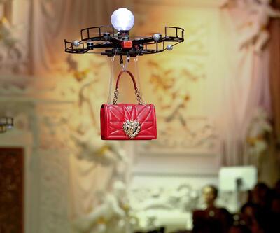 Drone'lar podyuma çıkıp çanta sergiledi