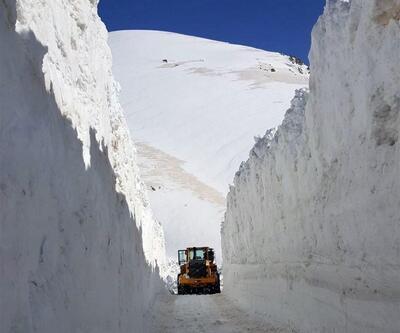 Hakkari'de askeri üs bölgelerine giden yolları 5 metre kar kapladı