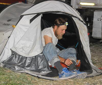 Fransız turist boş arsaya çadır kurdu, mahalle ayağa kalktı