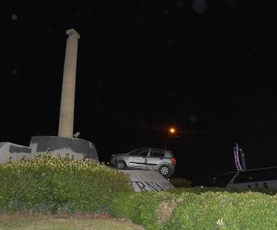 Aracın kontrolünü kaybetti, Smryna Anıtı'na çarptı