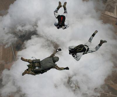 Özel Kuvvetler’den nefes kesen paraşüt eğitimi  