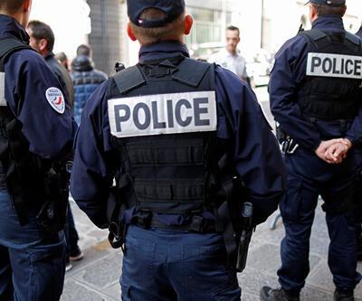 Fransa'da polis şiddeti: Bar sahibine ayağını öptürdü
