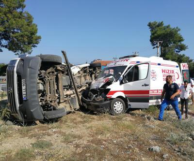 Ambulans ile tur minibüsü çarpıştı: 4'ü turist 7 yaralı