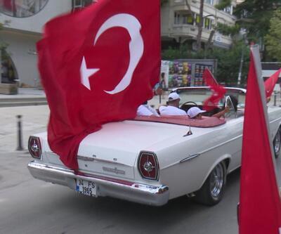 İstanbul'da klasik otomobillerden zafer konvoyu