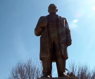 İmamlar topladıkları parayla Lenin heykelini restore ettirdi