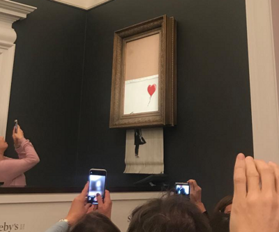 Banksy'nin 'Kırmızı Balonlu Kız' adlı eseri satıldıktan sonra kendi kendini yok etti