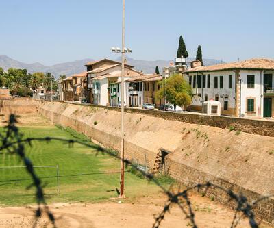 Kıbrıs'ta sınır kapıları 8 yıl sonra açıldı!