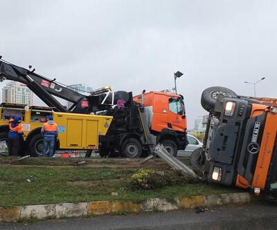 Kadıköy'de hafriyat kamyonu devrildi 