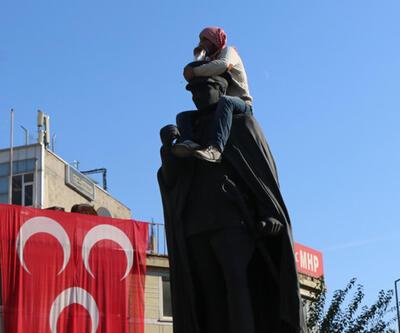 Atatürk heykeline çıkan uyuşturucu bağımlısını linçten polis kurtardı