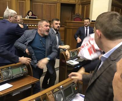 Ukrayna Parlamentosu'nda yumruklar konuştu