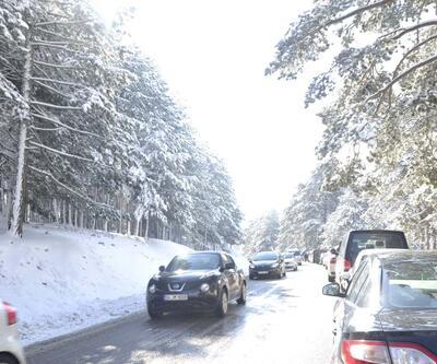 Kar manzarası görmek isteyenler trafiği kilitledi
