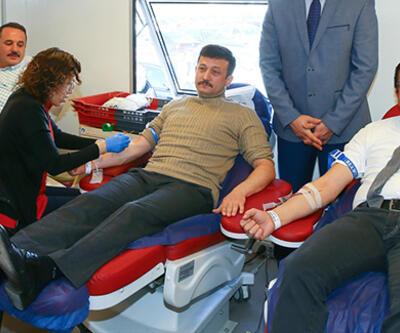 Zeybekçi kan bağışında bulundu
