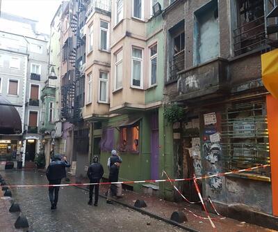 Beyoğlu'nda 5 katlı metruk binanın içi çöktü