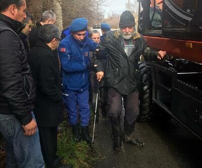 İzmir'de şiddetli yağmur; yaşlı adamı jandarma kurtardı