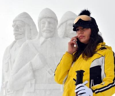 Şehit Mehmetçikler'in kardan heykellerine yoğun ilgi