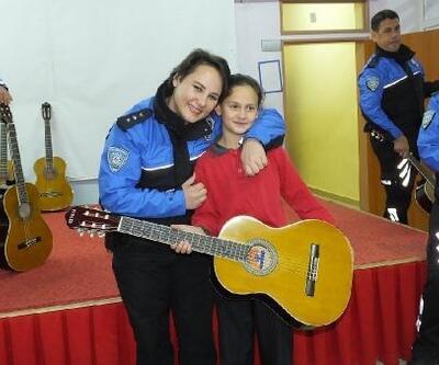Polisler öğrencilere gitar hediye etti