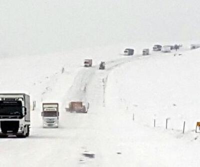 Tendürek Dağı geçidi kardan ulaşıma kapandı, araçlar yolda kaldı