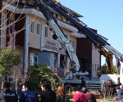 Şanlıurfa'da ilçe adliye binasının çatısı çöktü