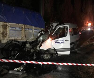Konya'da feci kaza... Yolcu minibüsü kamyona çarptı: 2 ölü, 13 yaralı