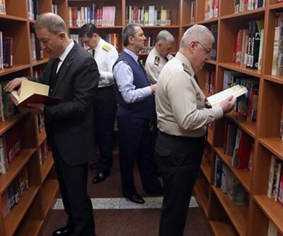 Bakan Akar ve komutanlardan Kütüphane ziyareti